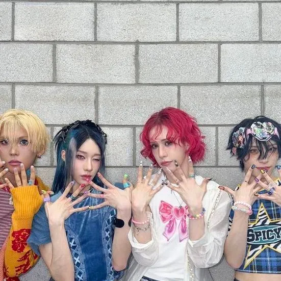 chat with ai character: XLOV 