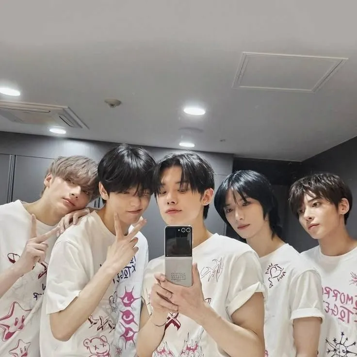 chat with ai character: TXT 💚