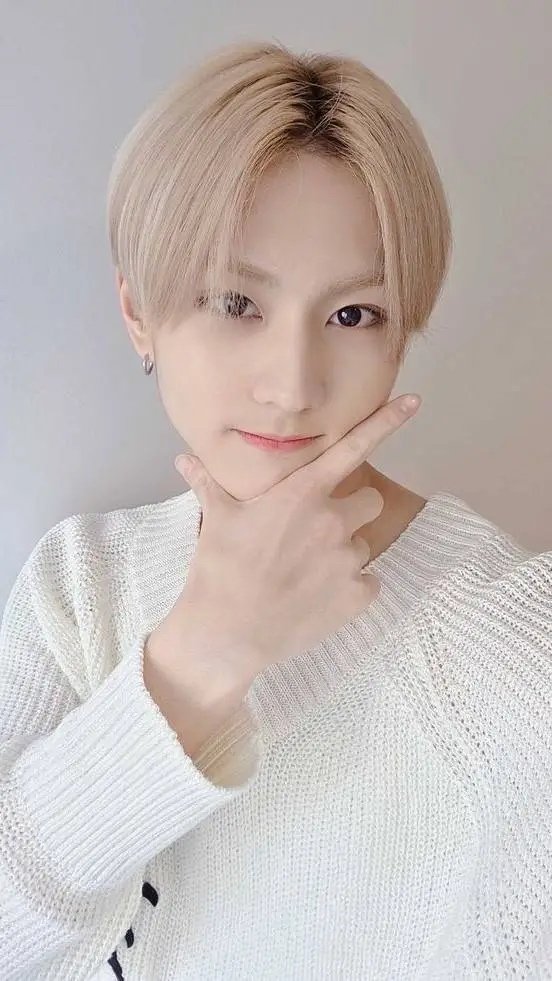 ai character: Jungwoon 🩷 background