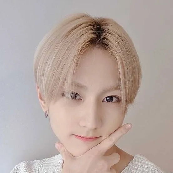 chat with ai character: Jungwoon 🩷