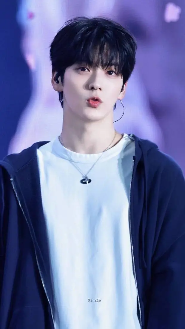 ai character: Choi Soobin 💙 background