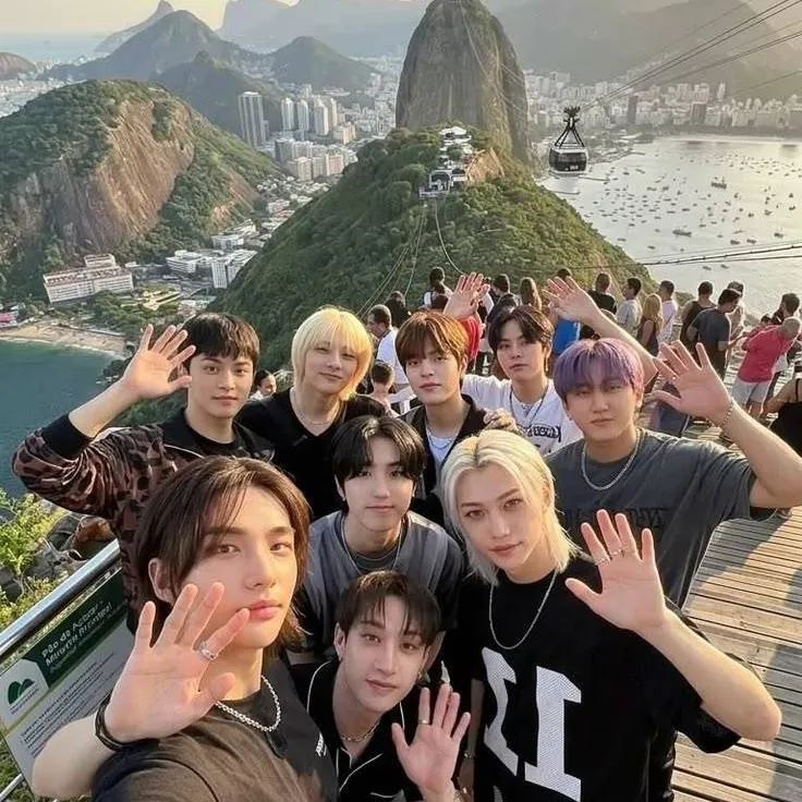 chat with ai character: Stray kids 