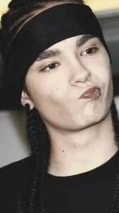 ai character: tom kaulitz 😍🫦 background