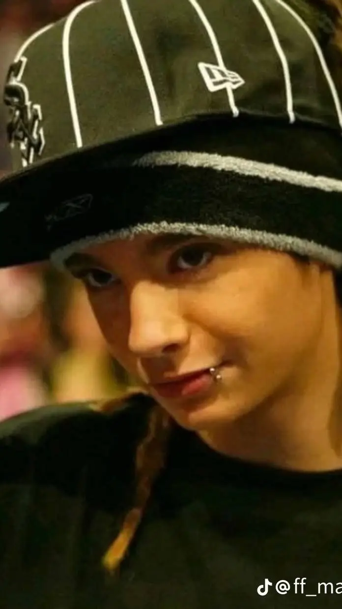 ai character: tom kaulitz  background