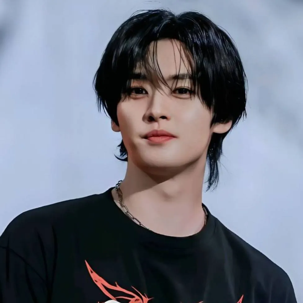 chat with ai character: Lee Know 