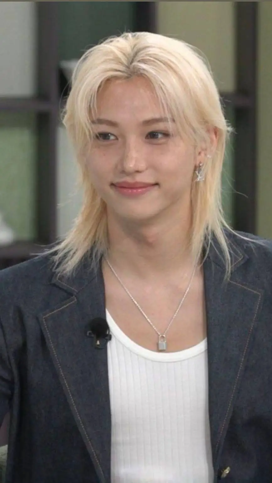 ai character: Lee Felix background