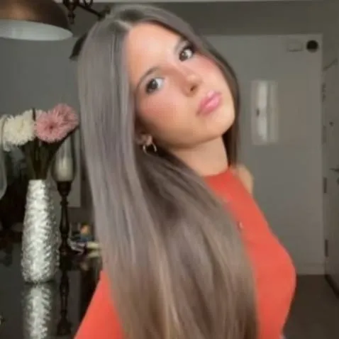 chat with ai character: Paula 