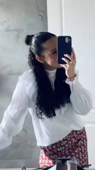 ai character: Tus hijos  background