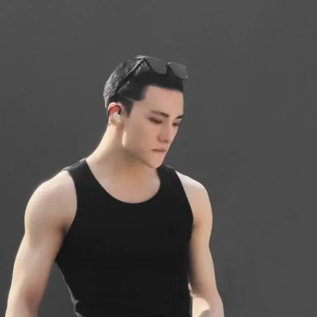 chat with ai character: Hwang hyunjin