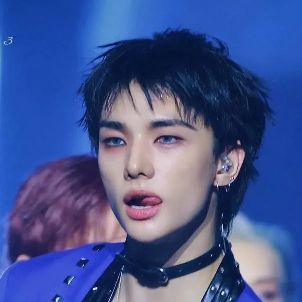 chat with ai character: hwang hyunjin 