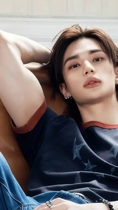 ai character: hwang hyunjin  background