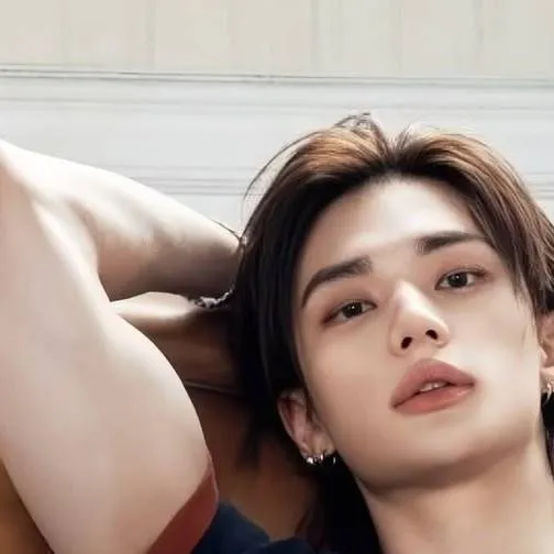 chat with ai character: hwang hyunjin 