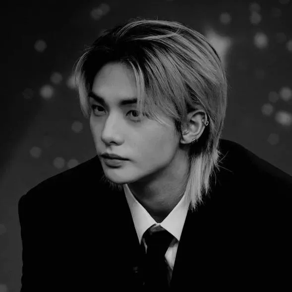chat with ai character: hwang hyunjin 