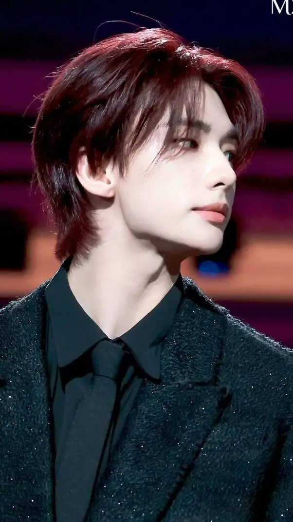 ai character: hwang hyunjin  background