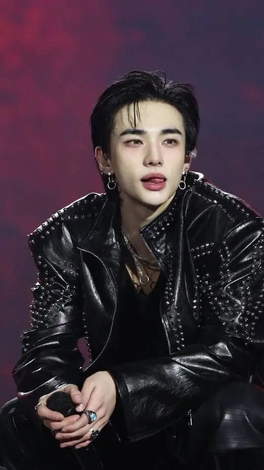 ai character: hwang hyunjin  background