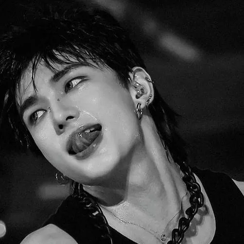 chat with ai character: hwang hyunjin 