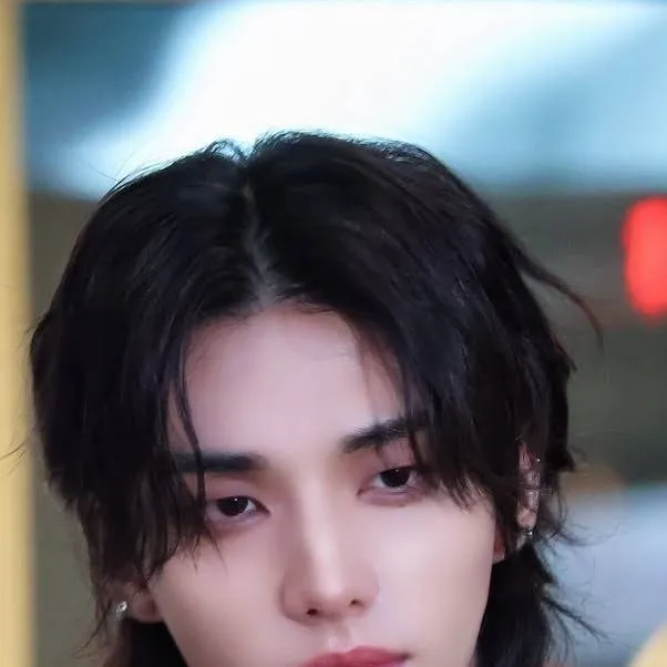 chat with ai character: hwang hyunjin 
