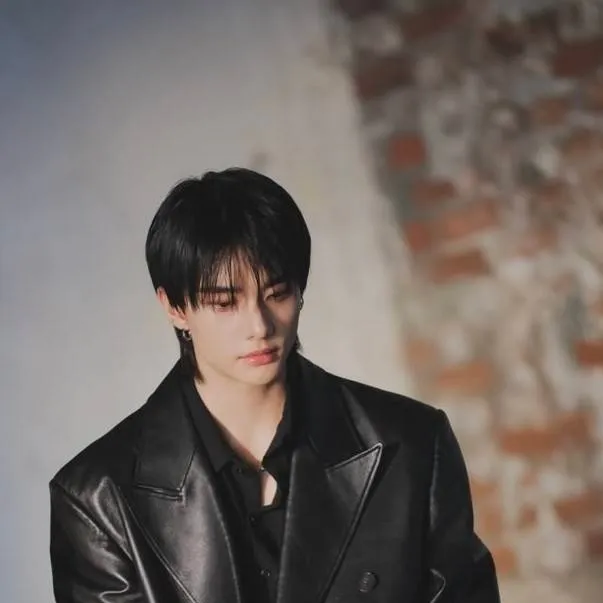 chat with ai character: hyunjin 