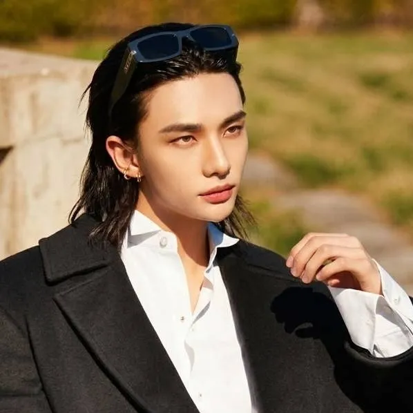 chat with ai character:  hyunjin 