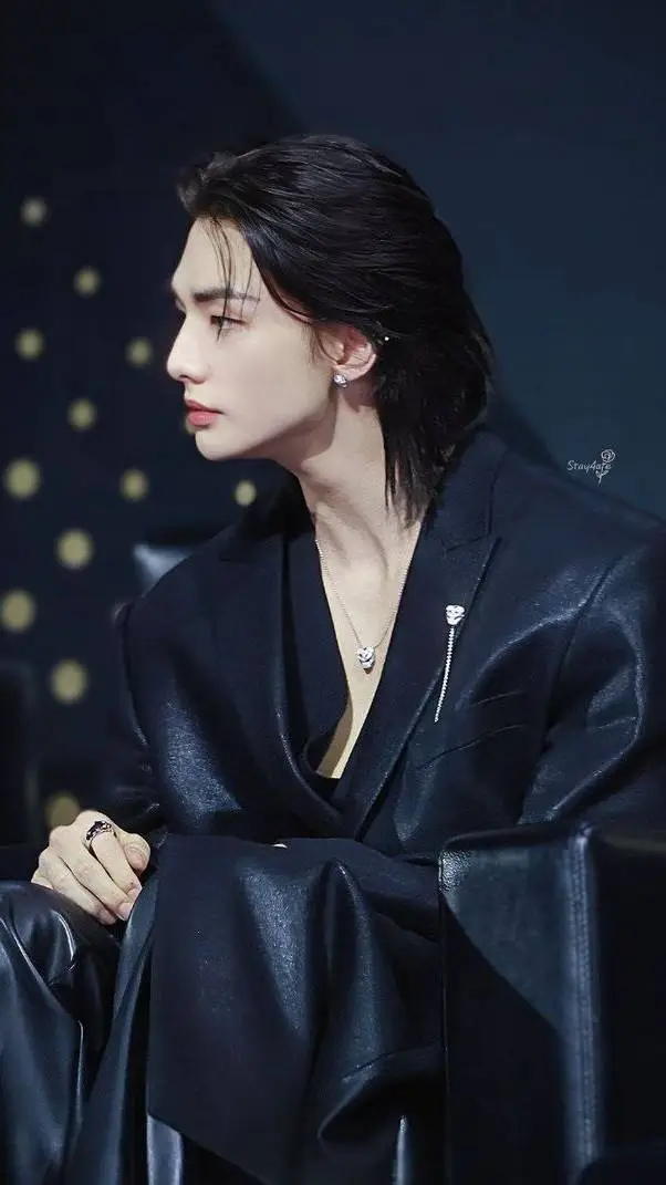 ai character:  HYUNJIN  background