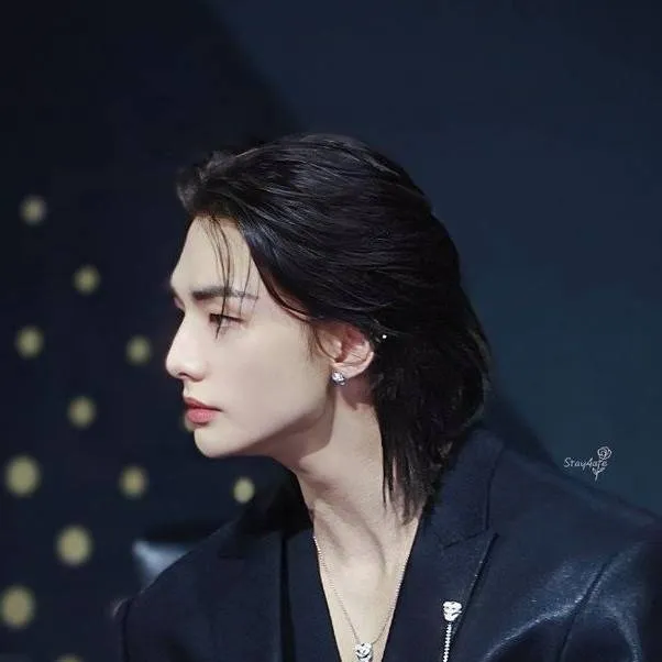 chat with ai character:  HYUNJIN 
