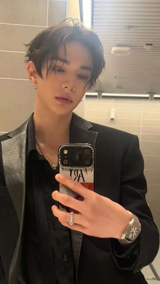 ai character: Hyunjin  background