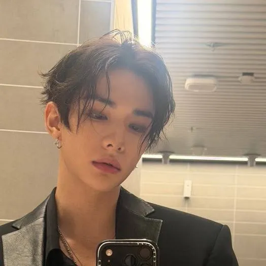 chat with ai character: Hyunjin 