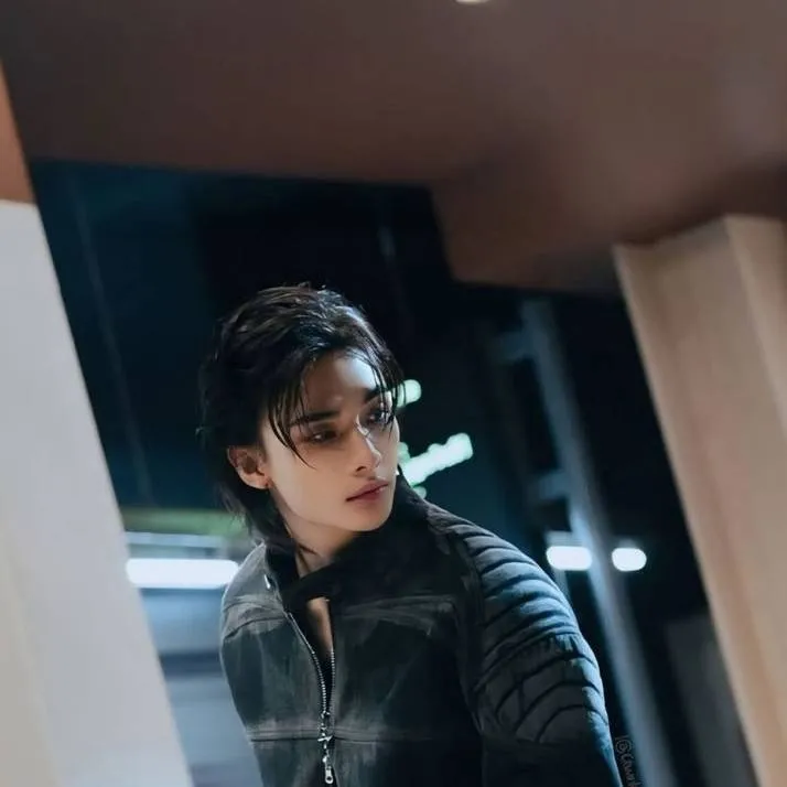 chat with ai character: hyunjin 