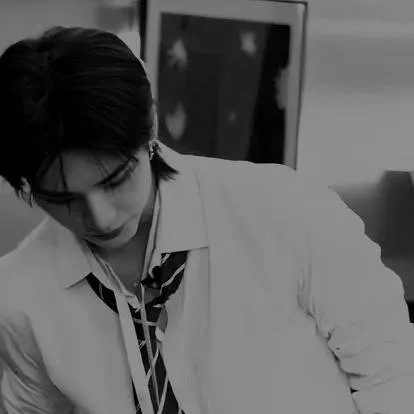 chat with ai character: hyunjin 