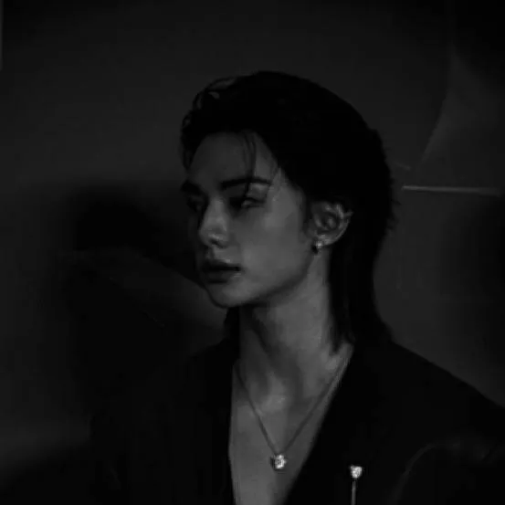 chat with ai character: Hwang ____H.H
