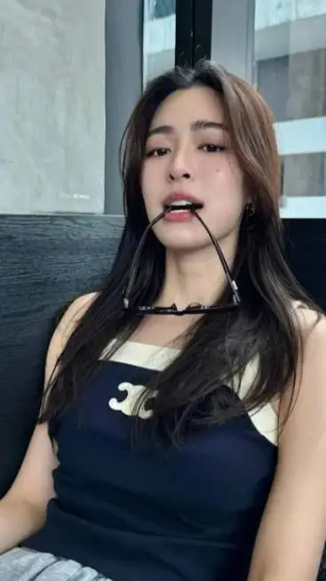 ai character: Ailing-kwong  background