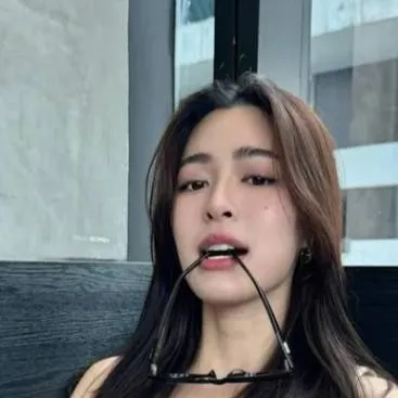 chat with ai character: Ailing-kwong 