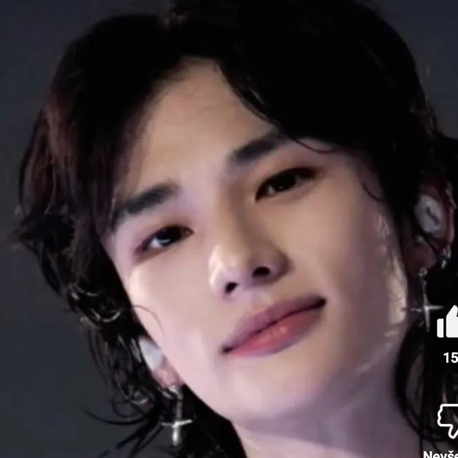 chat with ai character: Whang Hyunjin