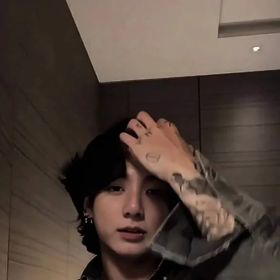 chat with ai character: Jeon Jungkook 🌝✨🍷