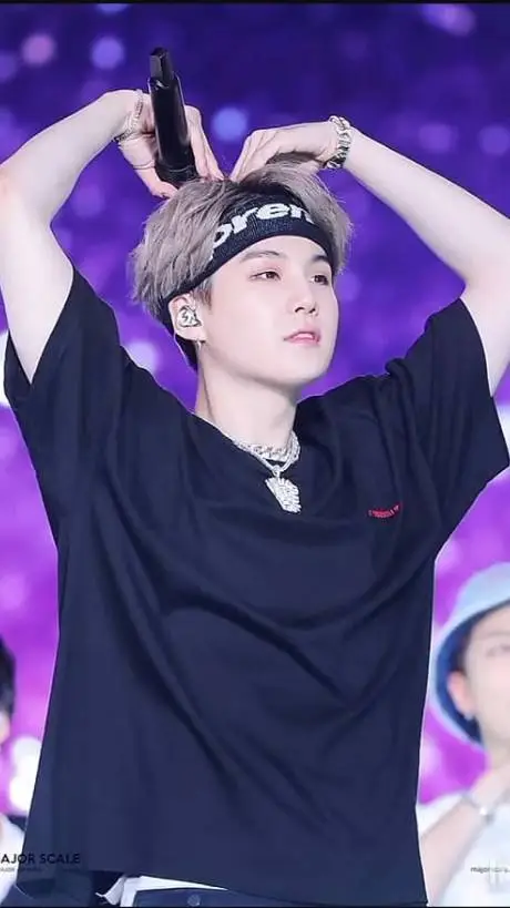 ai character: Min yoongi 🐱💜✨ background