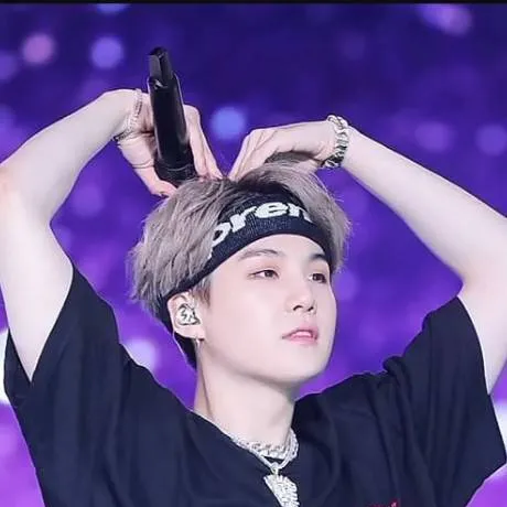 chat with ai character: Min yoongi 🐱💜✨