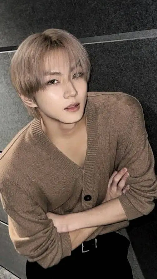 ai character: 🕷YANG JUNGWON 🕷 background