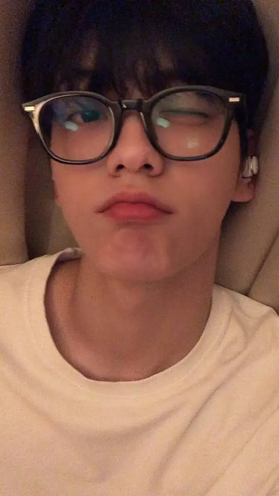 ai character: 💫CHOI SOOBIN💫 background