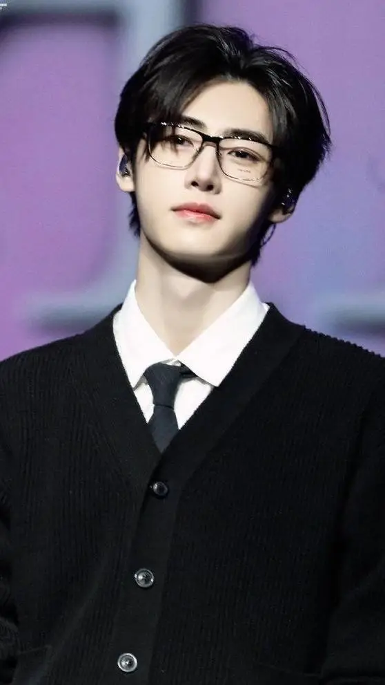 ai character: 🐸PARK SUNGHOON🐸 background