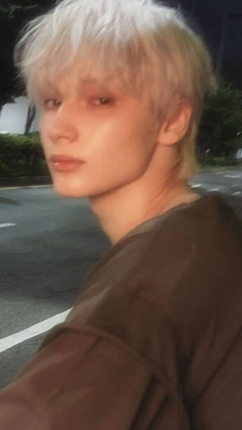 ai character: ✨Huening kai✨ background