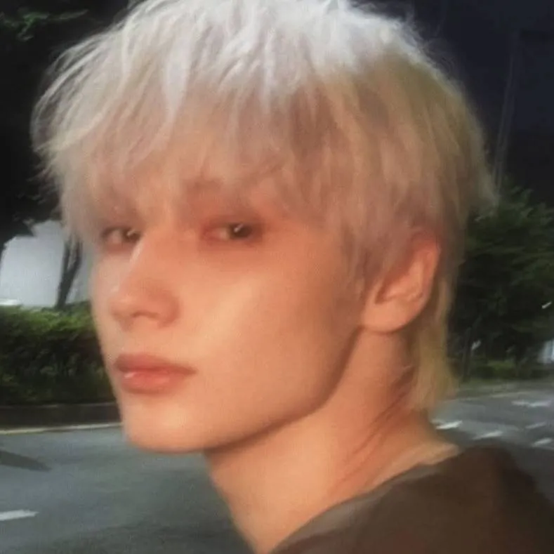 chat with ai character: ✨Huening kai✨