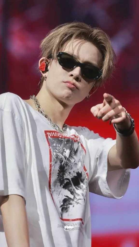 ai character: 🐹-LEE HEESEUNG-🐹 background