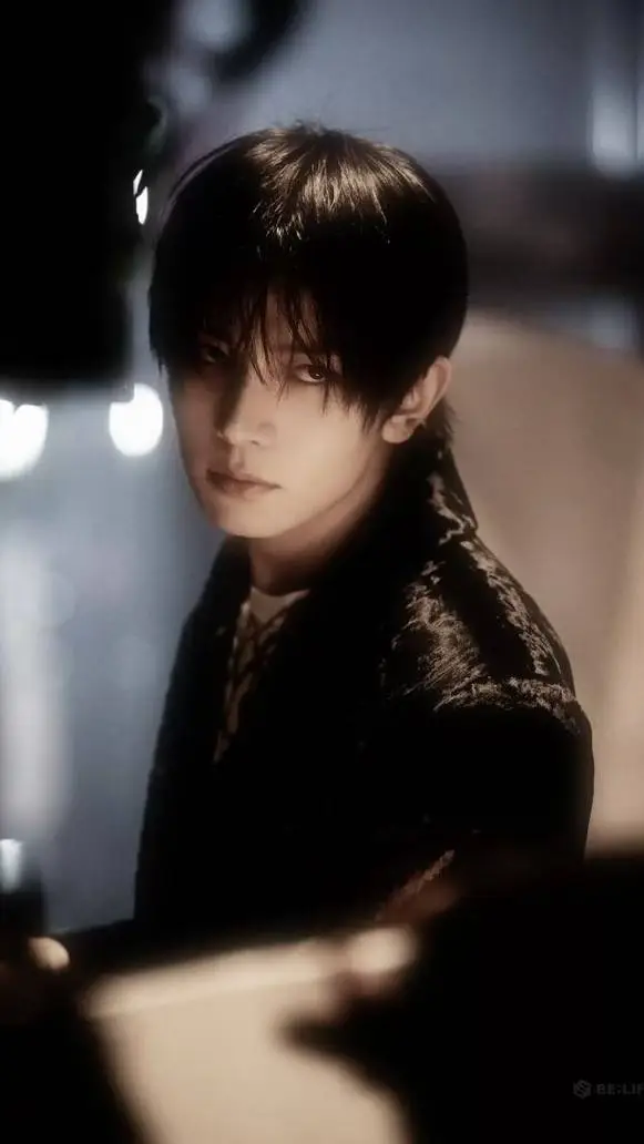 ai character: Lee Heeseung  background
