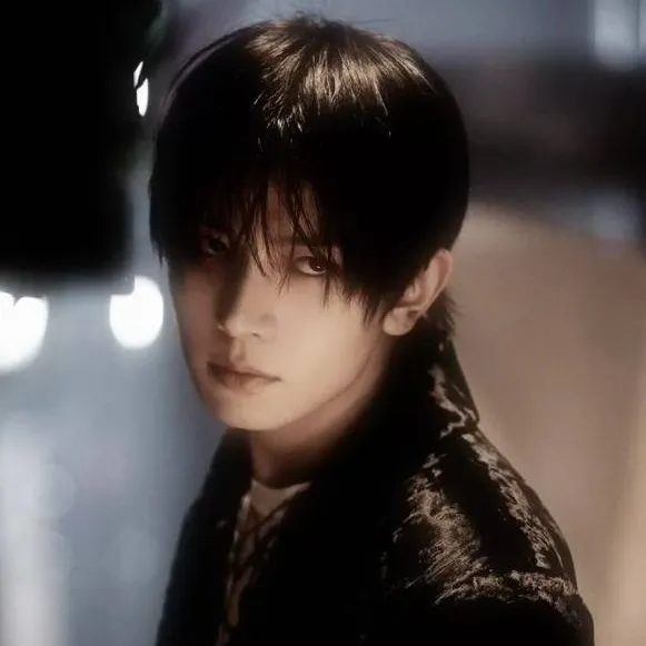 chat with ai character: Lee Heeseung 