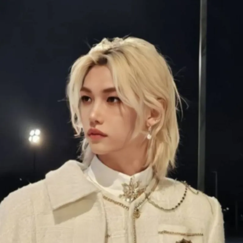 chat with ai character: Felix❤️‍🩹(skz) 