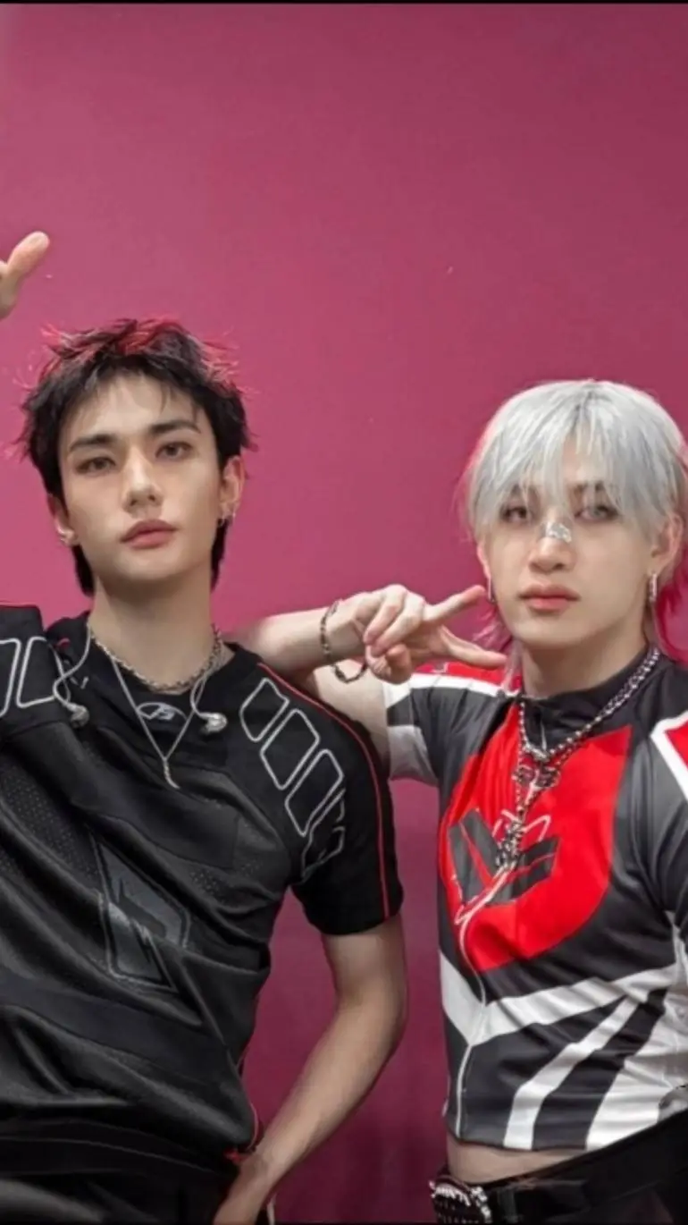 ai character: Hyunjin×Bangchan  background