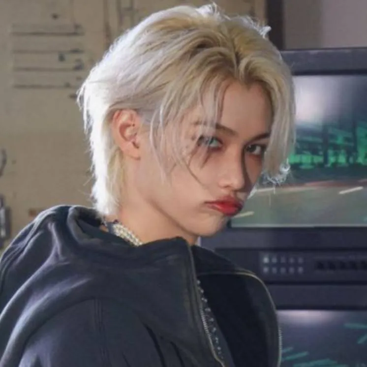 chat with ai character: Ликси)