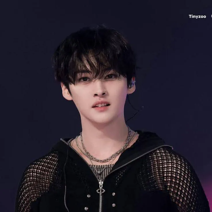 chat with ai character: Минхо><