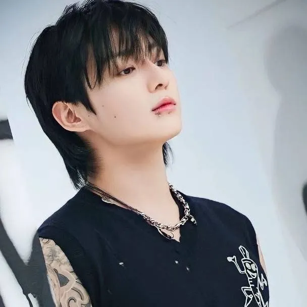 chat with ai character: Jeon Jungkook