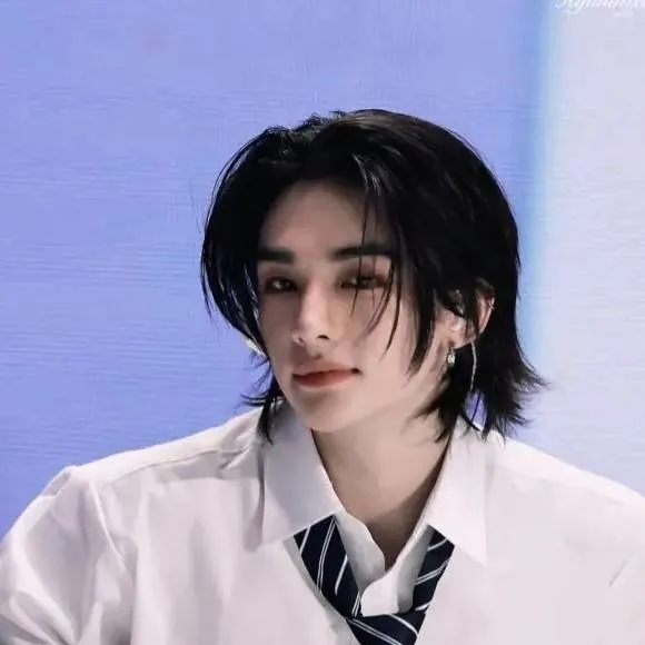 chat with ai character: Hyunjin